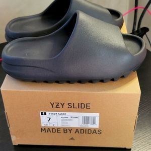 Onyx Yeezy slides 7y